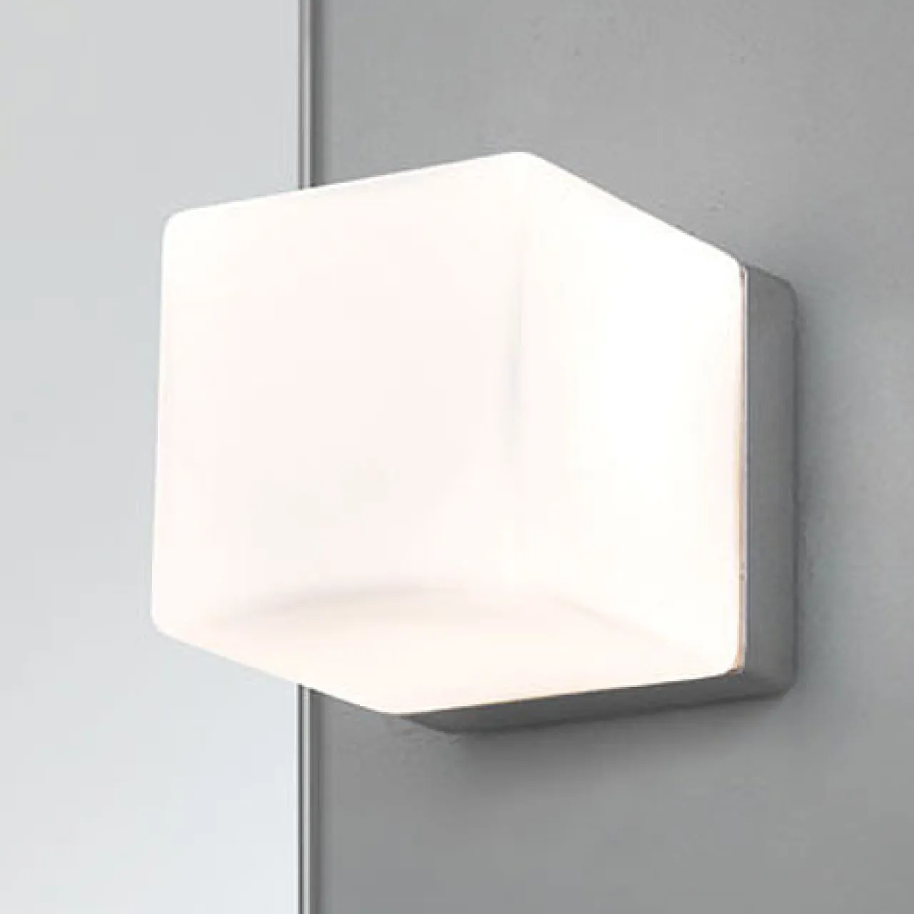 Astro Cube Vägglampa i Krom Dimbar
